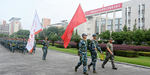 2018級新生軍訓徒步拉練 師旗飄揚，青春向黨
